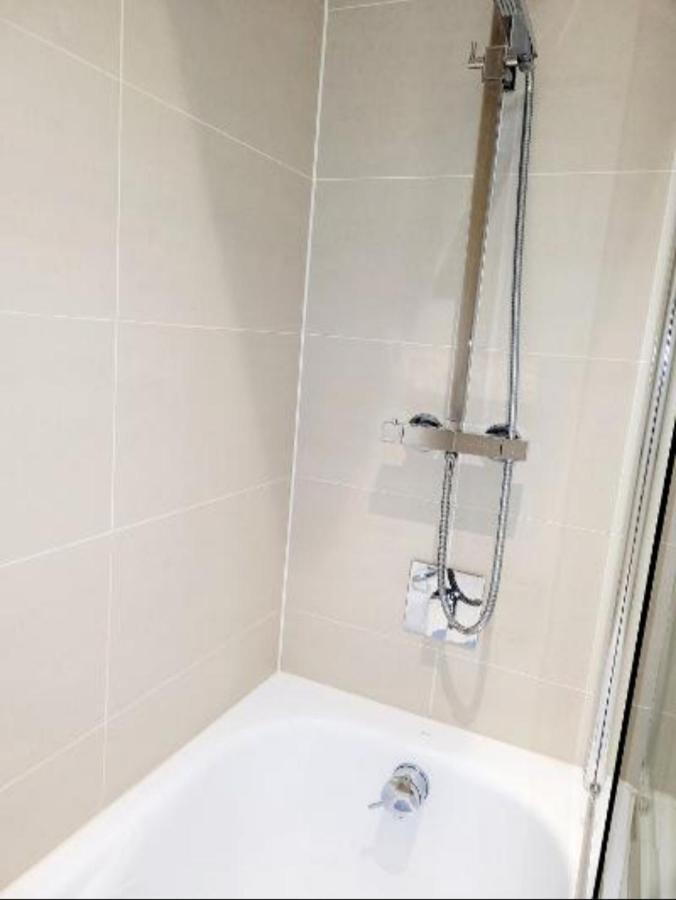 West Byfleet 2 Bedroom Apt With 2 Comfortable King Size Beds, Free Private Parking, Easy Access To London מראה חיצוני תמונה